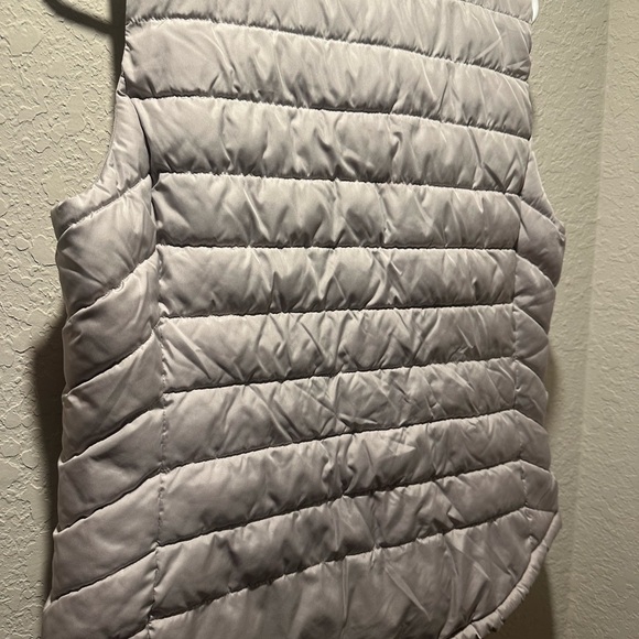 GAP Recycled Lightweight Quilted Puffer Vest Beige Women’s Medium Zip + Snap - Picture 10 of 12